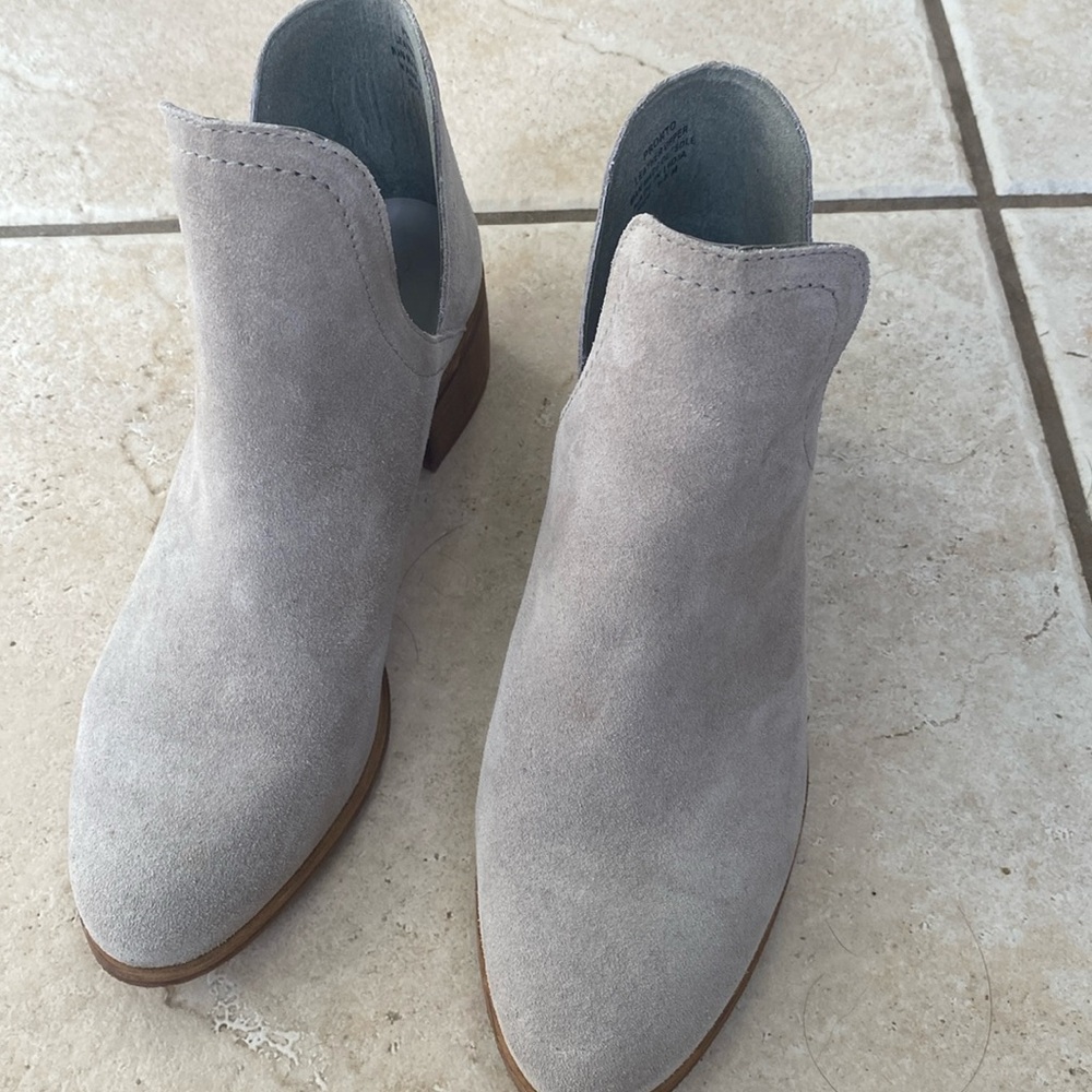 Coconuts by Matisse light gray suede ankle boot